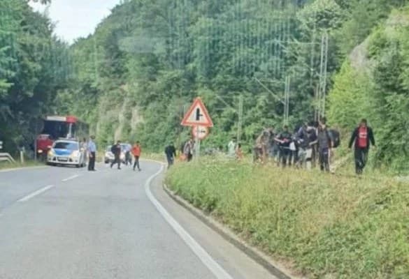 Policija RS autobus pun migranata dovezla na međuentitetsku liniju i pustila ih prema Bihaću