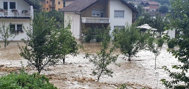 Za deset minuta nabujali potoci poplavili deset kuća