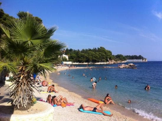 Drama na plaži u Splitu: Dječak skočio u plićak, pa slomio vratnu kičmu