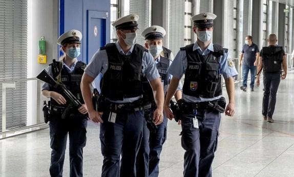 Njemačka: Nasilje na ulicama, mladi se tuku sa policijom, masovna hapšenja