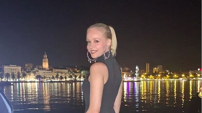 Jelena Rozga pozirala u Splitu, uske hlače istakle su joj liniju