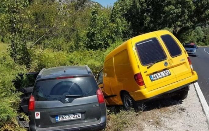 U sudaru dva vozila povrijeđene tri osobe
