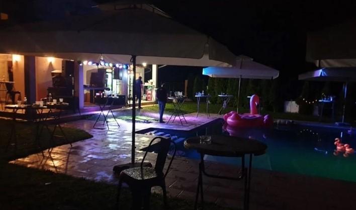 Prekinuta zabava na bazenu: Privedeno devet osoba, među njima učesnica "Zadruge"