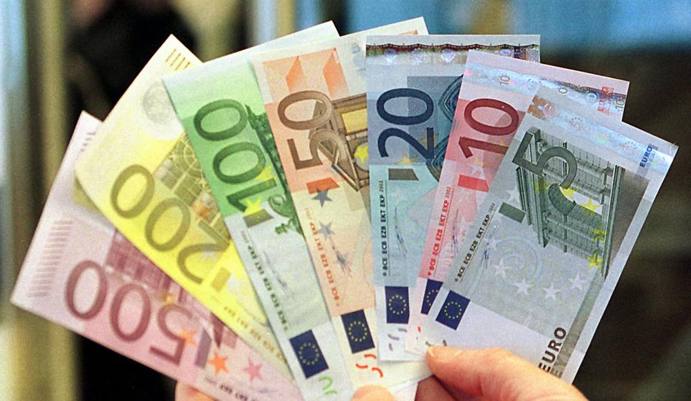 Korona prepolovila dobit banaka