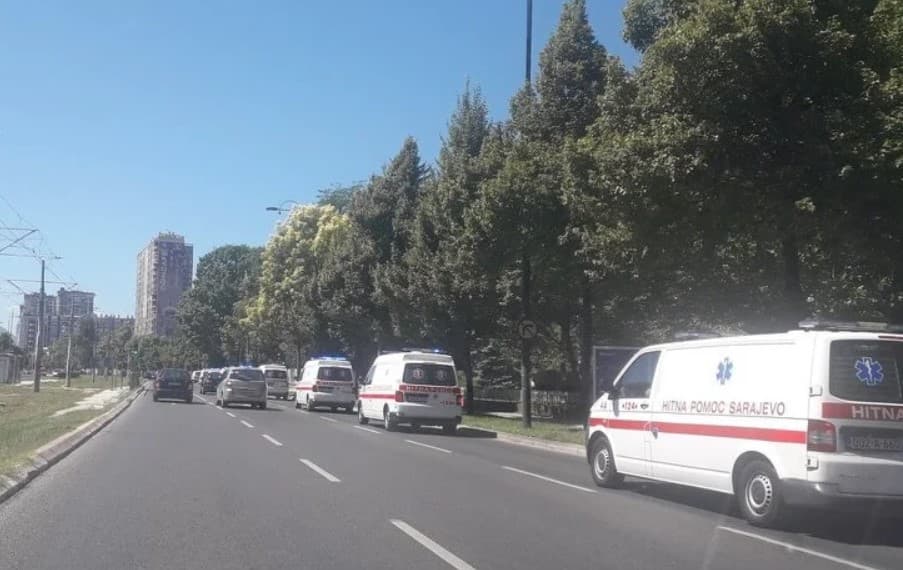 Uposlenici Hitne pomoći od kolege se oprostili defileom ambulantnim vozilima