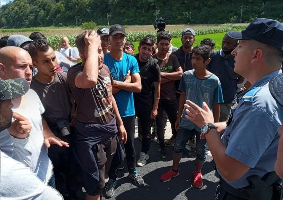 Situacija se zaoštrava: Migranti opet blokirali cestu kod Bosanske Krupe