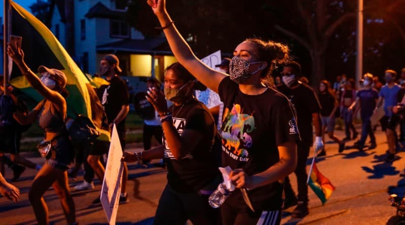 Zbog ubistva dva demonstranta uhapšen 17-godišnjak