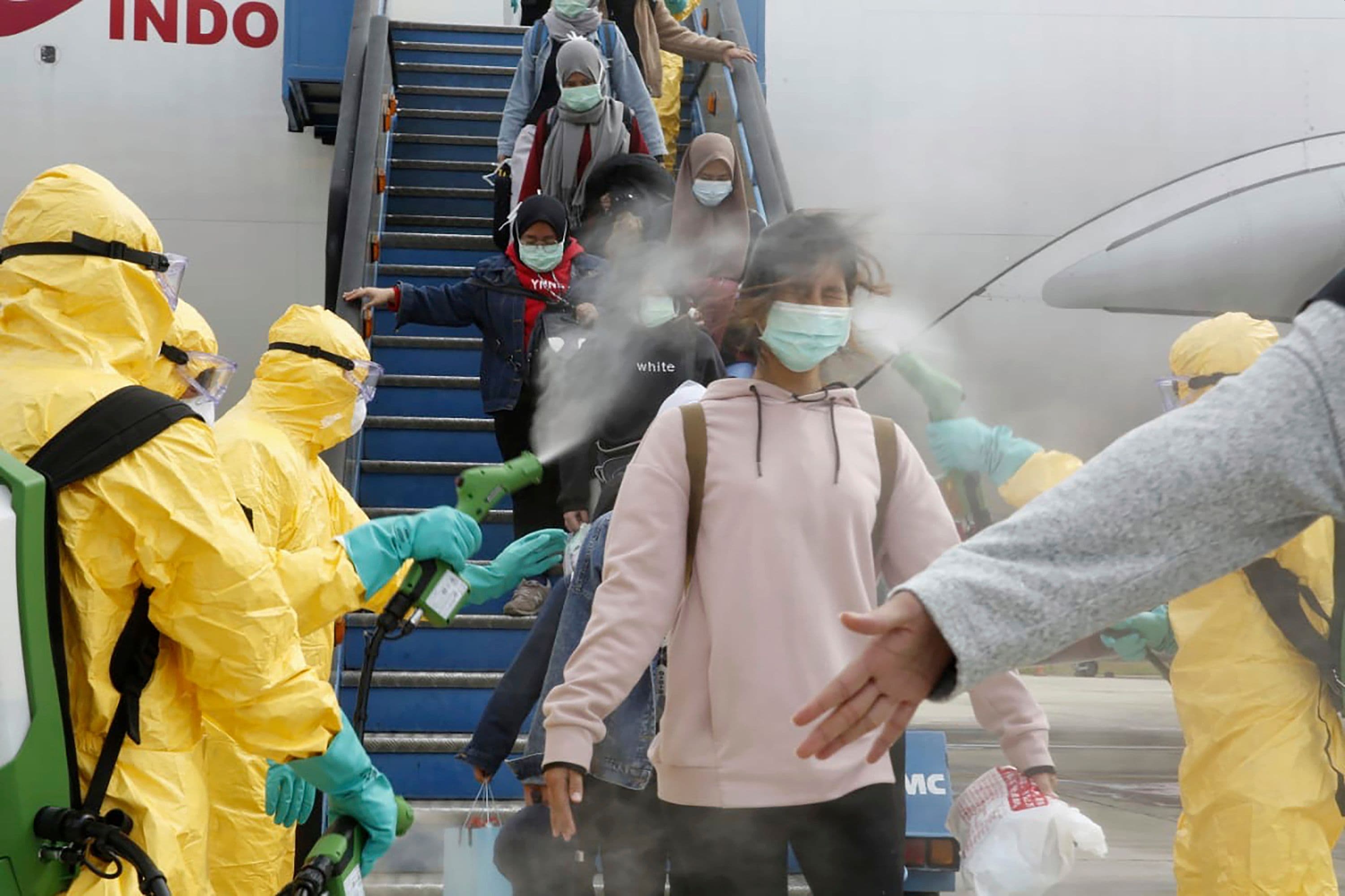 Policija izvukla iz aviona putnika koji je bio pozitivan na koronavirus