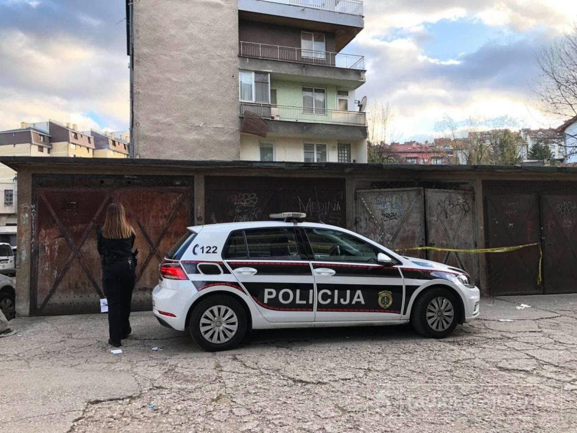 Ekspolozija na Grbavici: Oštećeno više automobila, poslovni prostor, pričinjena veća materijalna šteta