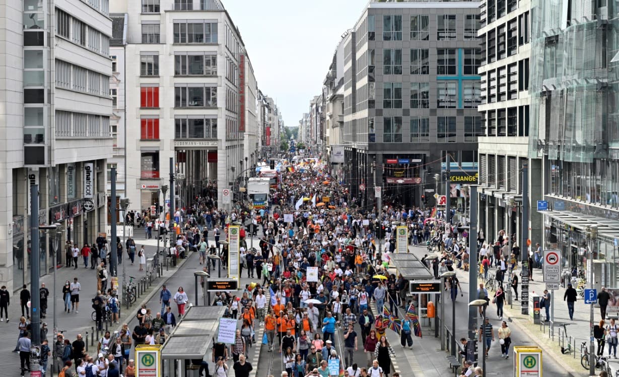 U Berlinu počeli masovni protesti protiv korona-mjera, policija spremna na nasilje