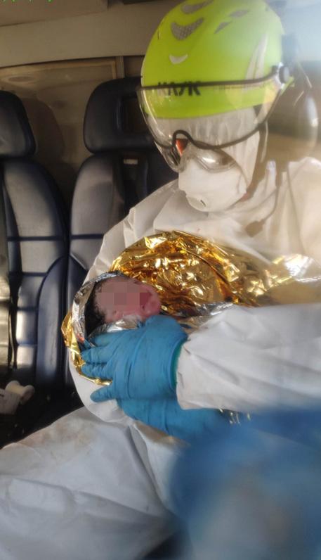 Žena zaražena koronom porodila se u helikopteru