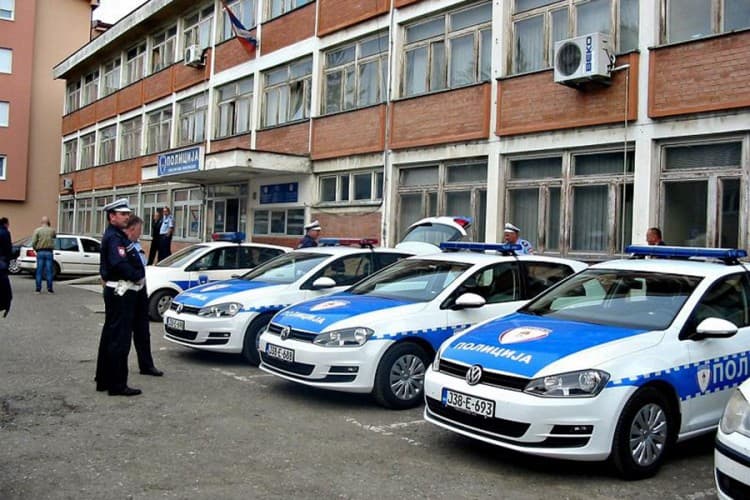 Muškarac pretučen ispred kuće, uhapšena dva migranta