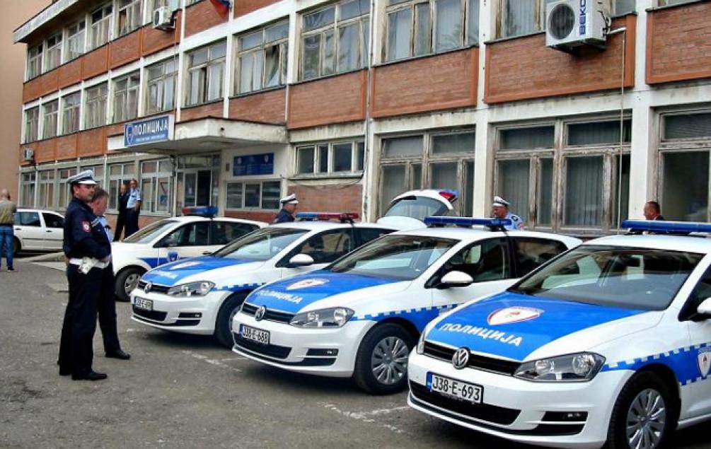 Vezao psa za automobil i vukao ga po ulici