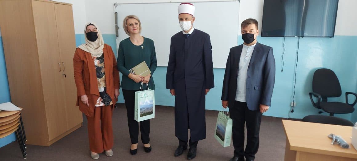 Delegacija Medžlisa Islamske zajednice Sarajevo osnovcima iz Prače uručila školski pribor