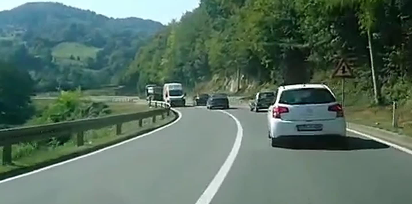 Pogledajte kako službena vozila pretječu na punoj liniji i ugrožavaju druge vozače