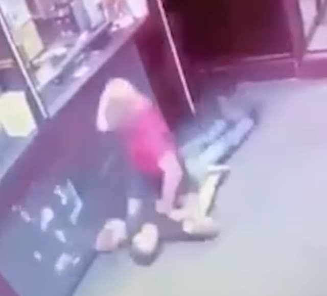 Brutalno pretukao mladića pa mu lomio ruke