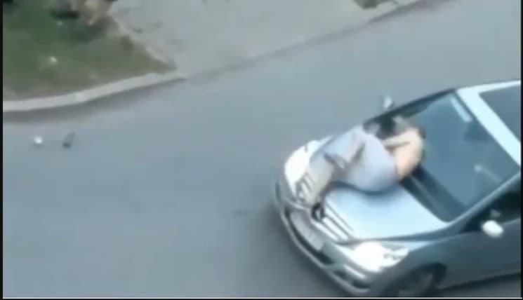 Uhapšen muškarac koji je skakao po automobilu, a potom urinirao na ulici