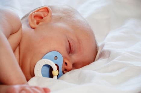 Bebe se same odvikavaju od cucle oko desetog mjeseca života