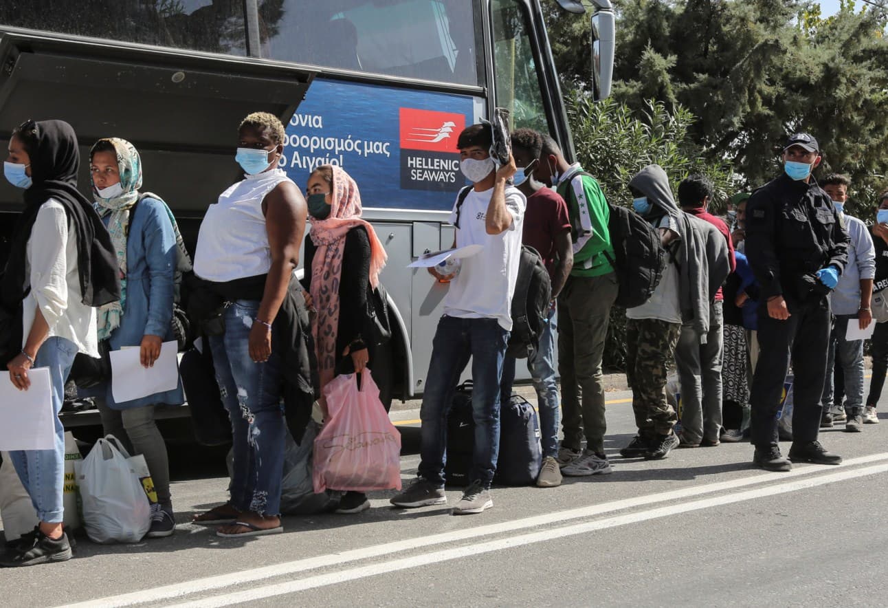 Više od 700 migranata s otoka Lezbos prebacuje se u kontinentalni dio zemlje