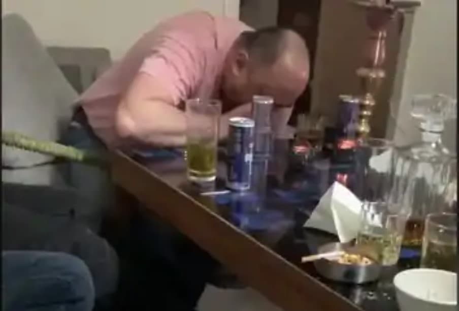 Političar balkanskih korijena snimljen kako konzumira kokain