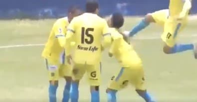 Kakva proslava gola, kung fu udarac za nagradu kolegi iz tima