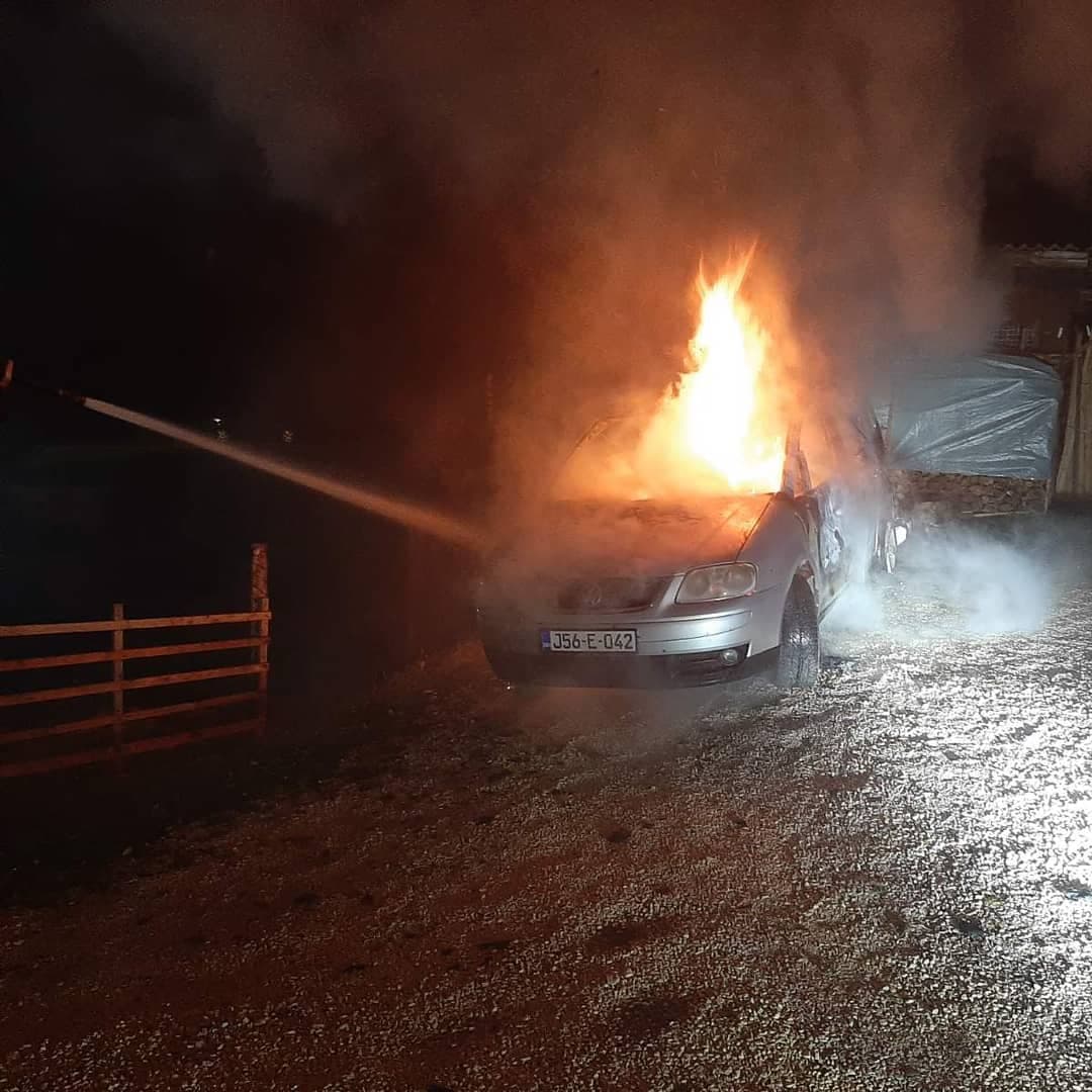 Na Palama noćas gorio automobil, policija radi uviđaj
