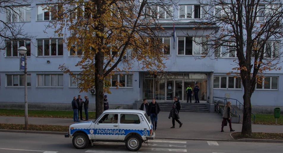 Trojica upala u firmu i prijeteći oružjem ukrali novac
