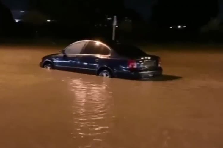 Ulice Bara sinoć bile potopljene, vozila zarobljena u vodi