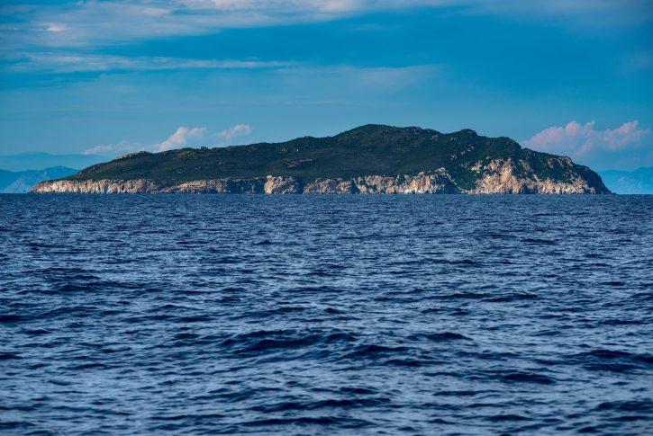 Naizgled napušten komad kopna usred mora zapravo krije mračne tajne