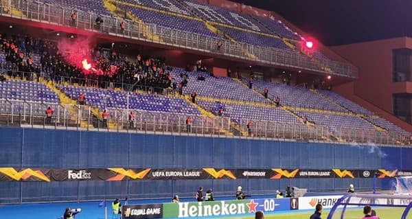 Bizaran performans navijača, vrijeđali suprugu trenera kluba za koji navijaju