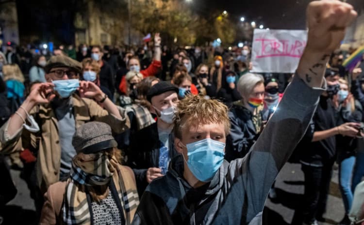 Učesnici protesta u Poljskoj upali na nedjeljne mise zbog zabrane abortusa