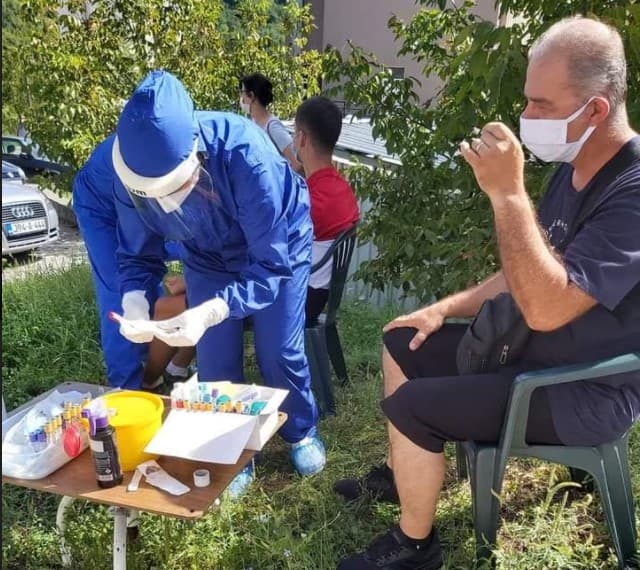 Dramatične fotografije iz Konjica, prijemno odjeljenje za pacijente na livadi ispred bolnice?!