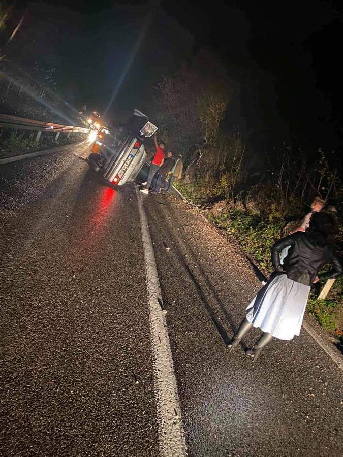 Automobil se prevrnuo kod Bihaća