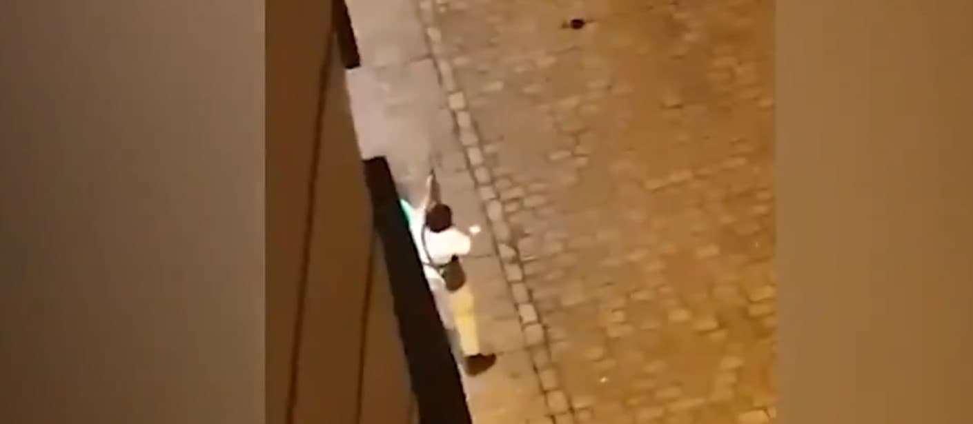 Uznemirujući video: Pogledajte kako naoružani muškarac puca po Beču, vlada opsadno stanje...
