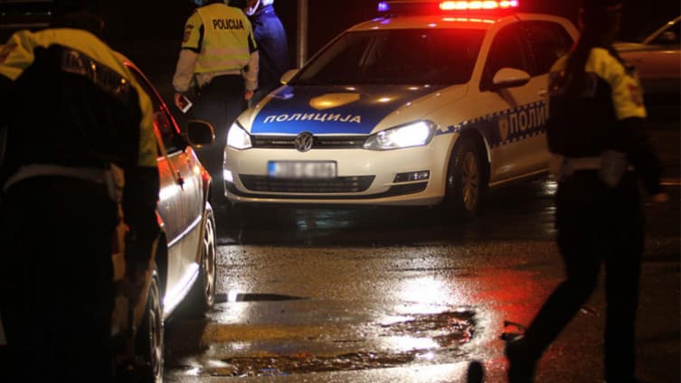 Pijan ispalio pet hitaca u dvorištu kuće