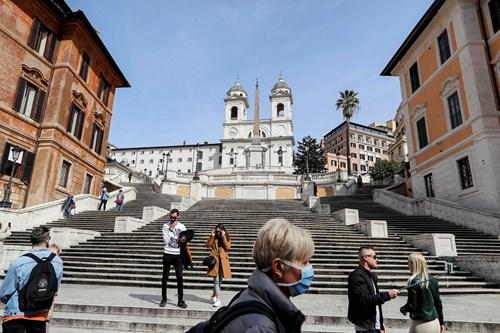 Italija zbog novog vala koronavirusa uvodi policijski sat