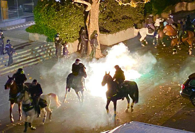 Sukob policije i demonstranata, letjele baklje, boce i granitne kocke...