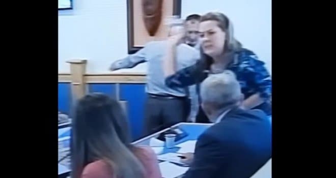 Uslovna kazna Daliborki Milović: Plastičnim flašama gađala Editu Velić na sjednici