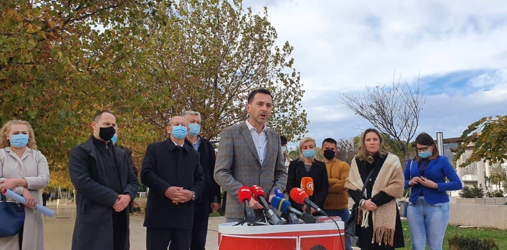SNSD i SDS oblijepili Mostar plakatima "Ostajte ovdje"