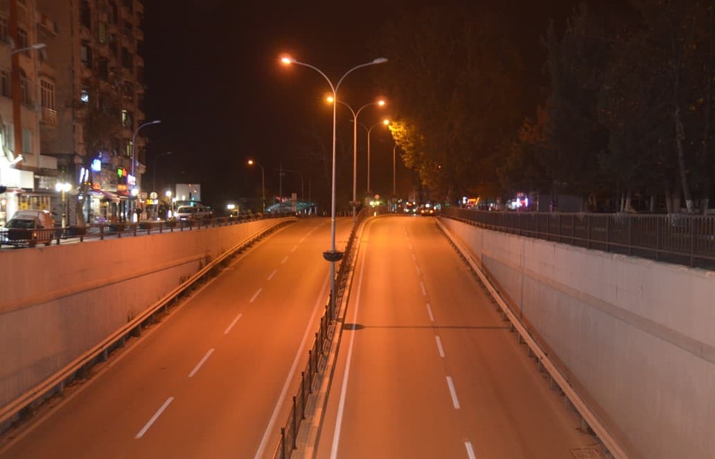 Prazne ulice turskih gradova: Zatvoreni trgovački centri, marketi, frizerski saloni, brijačnice...