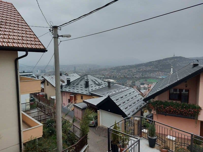 Snijeg zabijelio krovove u Sarajevu, na planinama zimska idila