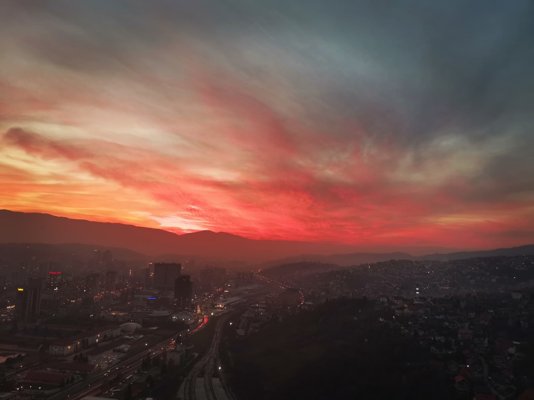 Pogledajte fotografije spektakularnog zalaska sunca sa "Avazovog" tornja
