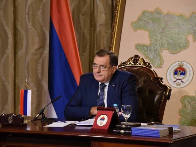 Dodik pozvao Incka da zajedno skinu ploču s Karadžićevim imenom