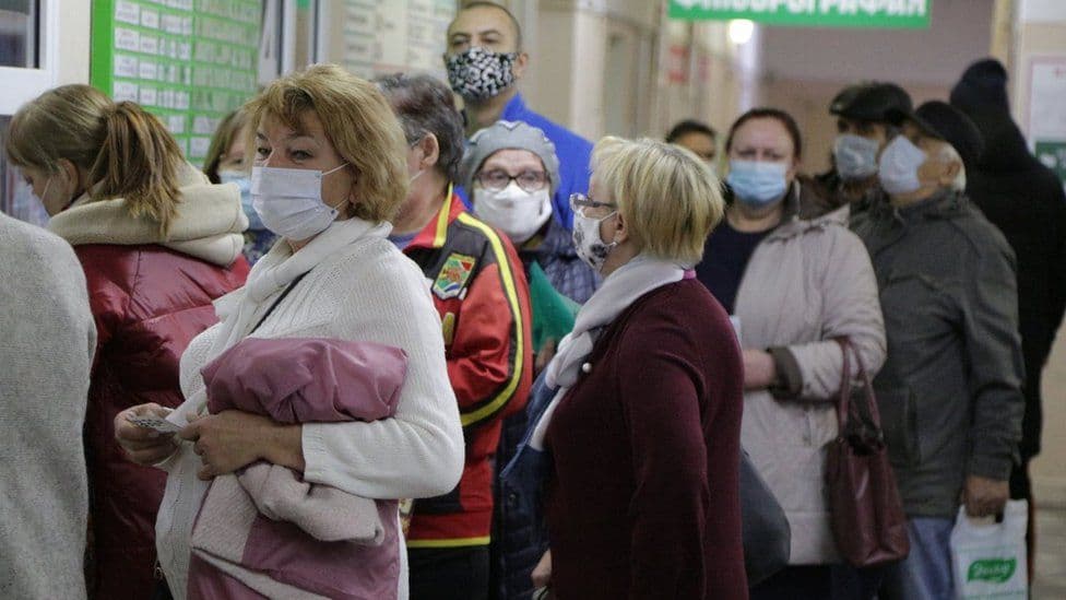 Građani u redovima čekaju da prime vakcinu - Avaz