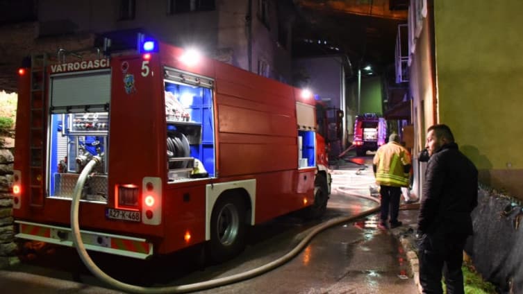 Zapaljena bašta kafića u Sarajevu