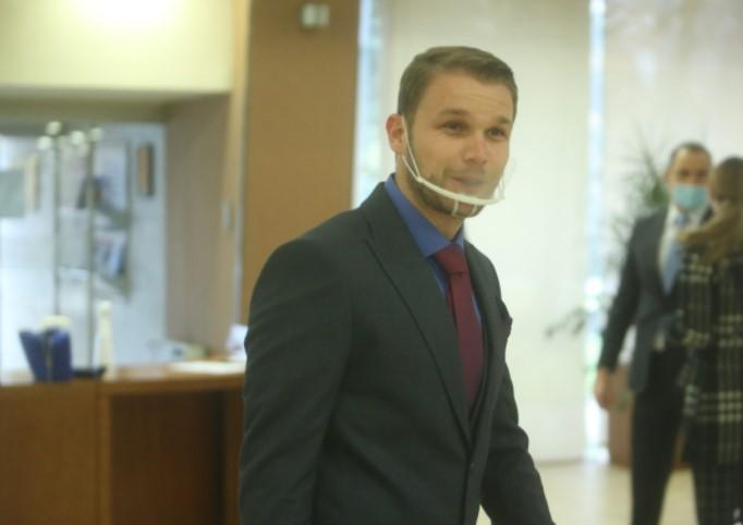 Draško Stanivuković napušta NSRS, donio tortu i cvijeće