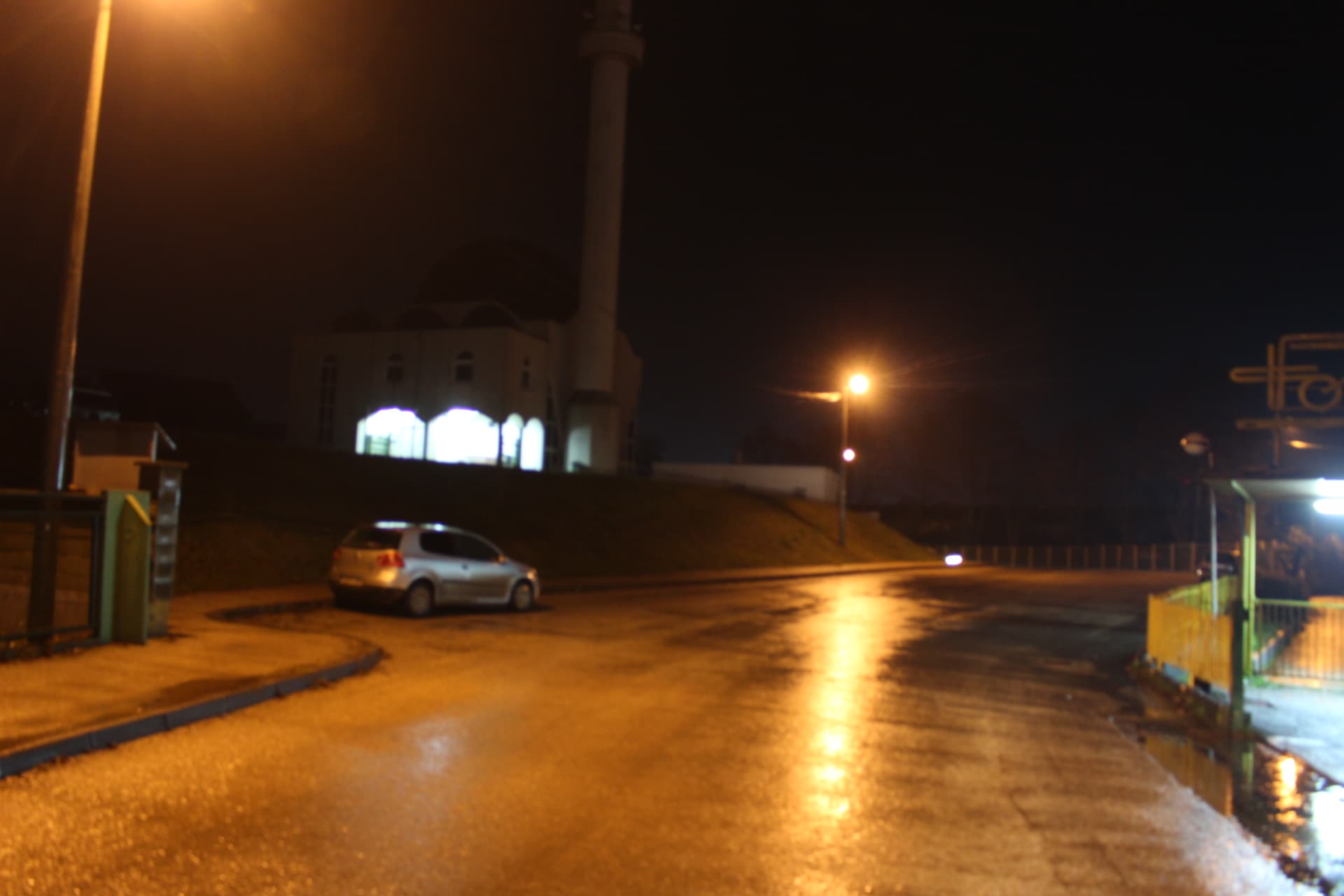 Dok su vjernici klanjali podne namaz, lopovi obili dva automobila i pokrali novac