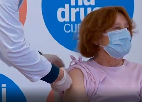 U Hrvatskoj 81-godišnja žena prva primila vakcinu