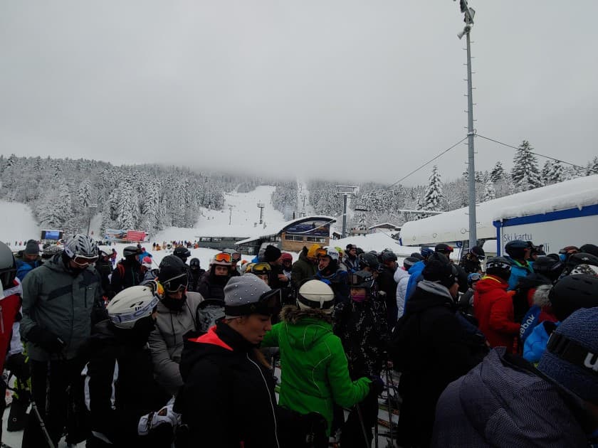 Na Bjelašnici kao u košnici, većina ne nosi masku, ne drži se distanca...