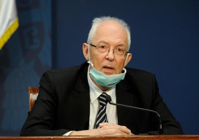 Autom se zaletio na doktora Kona, pa naglo zakočio